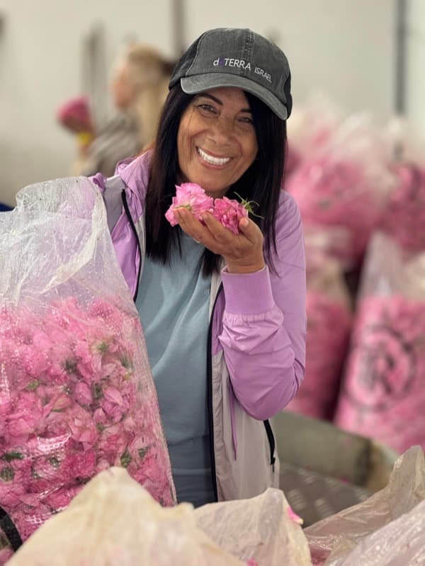 אורלי סער עם ורדים — doTERRA Israel